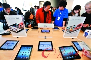 顾客在香港相关店铺内选购新iPad。 CFP供图